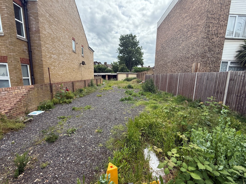 Lot: 68 - BUILDERS YARD WITH PLANNING FOR FIVE BEDROOM DETACHED HOUSE - Builders yard